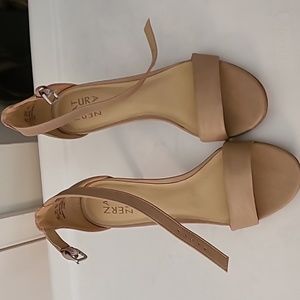 Naturalizer nude heels